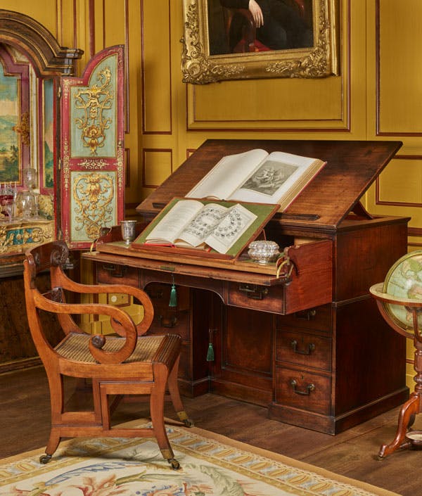 Bureau d’architecte d’époque George III 
Attribué à Gillows 
Estimation : 4 000 - 6 000 € 