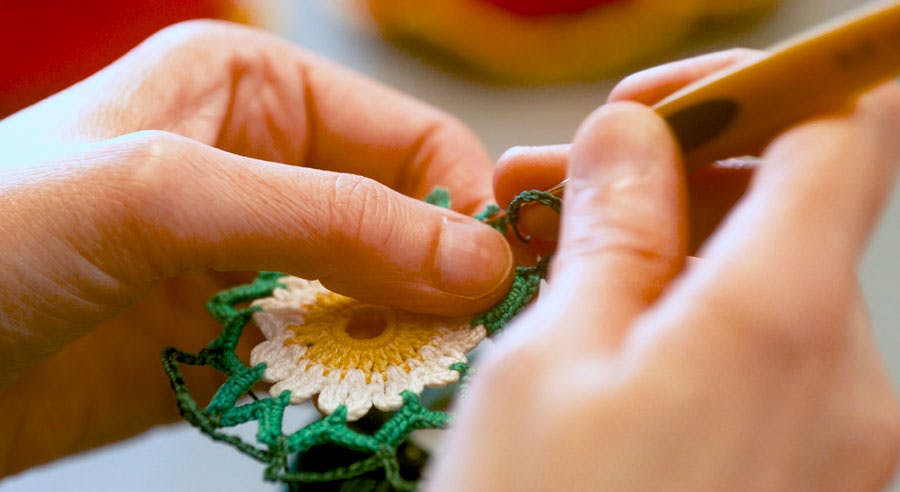 Travail au crochet pour la réalisation de « Thé Dansant »
© Fundação Joana Vasconcelos