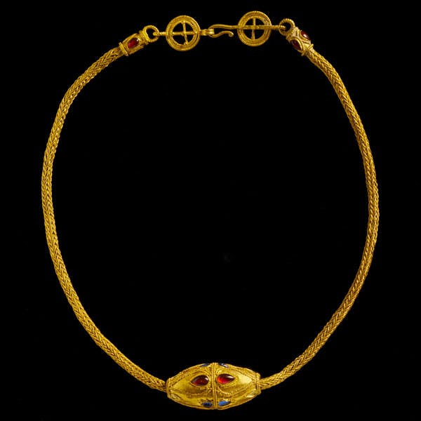 Collier et pendentif en or, grenat et saphire

Art romain, vers le IIIe-IVe siècle ap. J.-C.

Estimation : 10 000 - 15 000 €