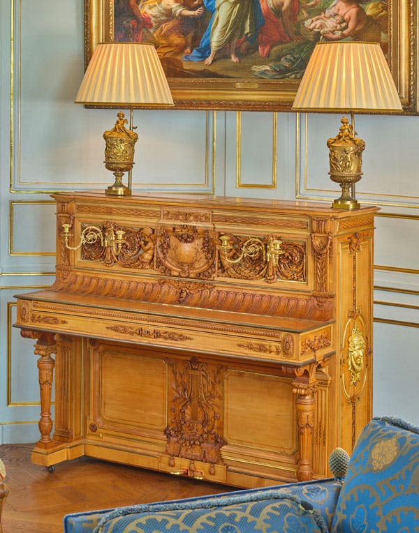 Pianoforte du troisième quart du XIXe siècle

En érable et buis mouluré et sculpté, ornementation de bronze ciselé et doré, le mouvement par Steinway & Sons, New York, la caisse par Guèret Freres, Paris

Vendu : 32 800 €