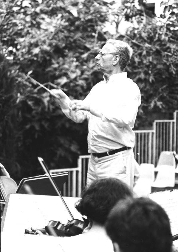 Philippe Dennery, dirigeant un orchestre
Archives familiales