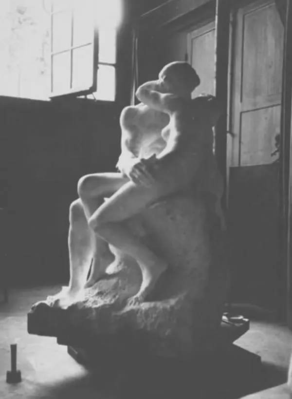 Eugène Druet 
Le Baiser de Rodin, marbre dans l’atelier du dépôt des marbres de Jean Turcan  
Circa 1898  
© Musée Rodin