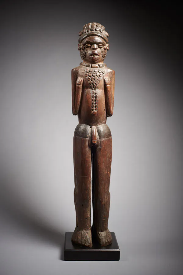 Importante statue janiforme Kuyu orientale, circa 1900
Plateau de l’Alima 
République Démocratique du Congo 
Hauteur : 90 cm 
Estimation : 40 000 - 60 000 € 