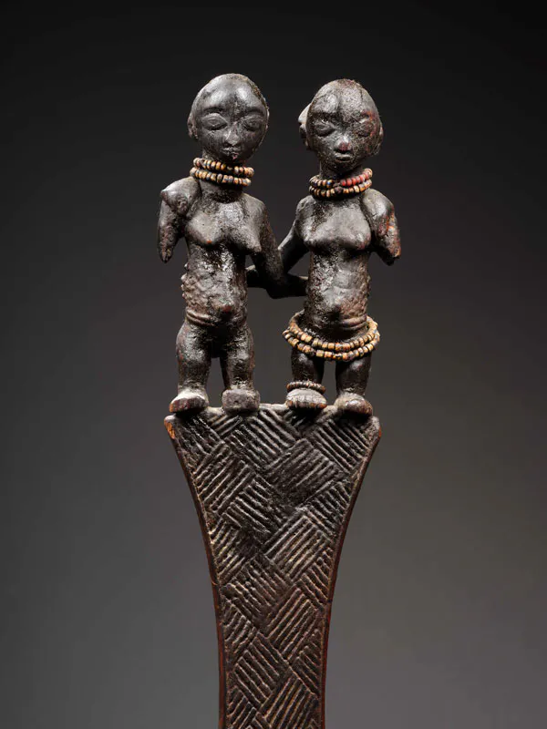 Très ancien sceptre Luba ou Kibango, Début - milieu du XIXe siècle
République Démocratique du Congo 
Hauteur : 150 cm 
Estimation : 20 000 – 30 000 € 