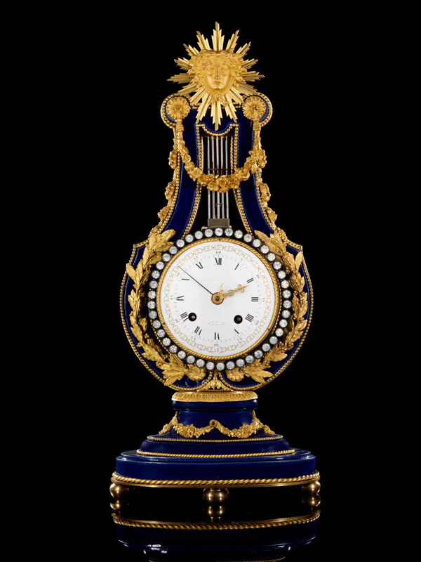 Pendule lyre de la fin de l’époque louis XVI début de l’époque révolutionnaire  
En porcelaine tendre de Sèvres  
Estimation : 20 000 - 30 000 € 