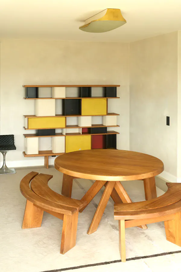 Charlotte Perriand (1903-1999)
Bibliothèque Mexique double face – 1952
Estimation : 100 000 - 150 000 €
Pierre Chapo (1927-1987)
Table modèle « SFAX T21 B » et trois bancs quart de rond modèle « S38A »
Modèles créés circa 1973
Estimation : 10 000 - 15 000 €