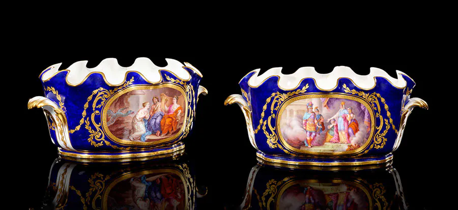 Deux sceaux ovales crénelés
en porcelaine de Sèvres du XVIIIe siècle provenant du service Beau Bleu de Louis XVI
13 x 28 cm
Estimation : 700 000 - 1 000 000 € 