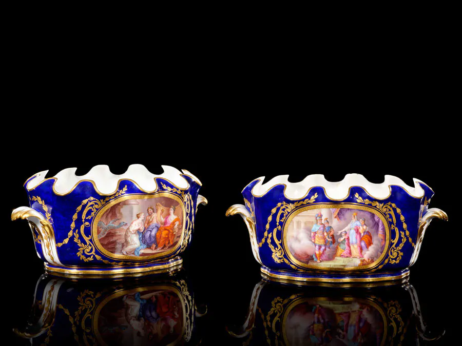 Deux seaux ovales crénelés en porcelaine de Sèvres du XVIIIe siècle provenant du service « Beau Bleu » de Louis XVI
Vendu : 926 800 €
Préemption du Musée national du château de Versailles
