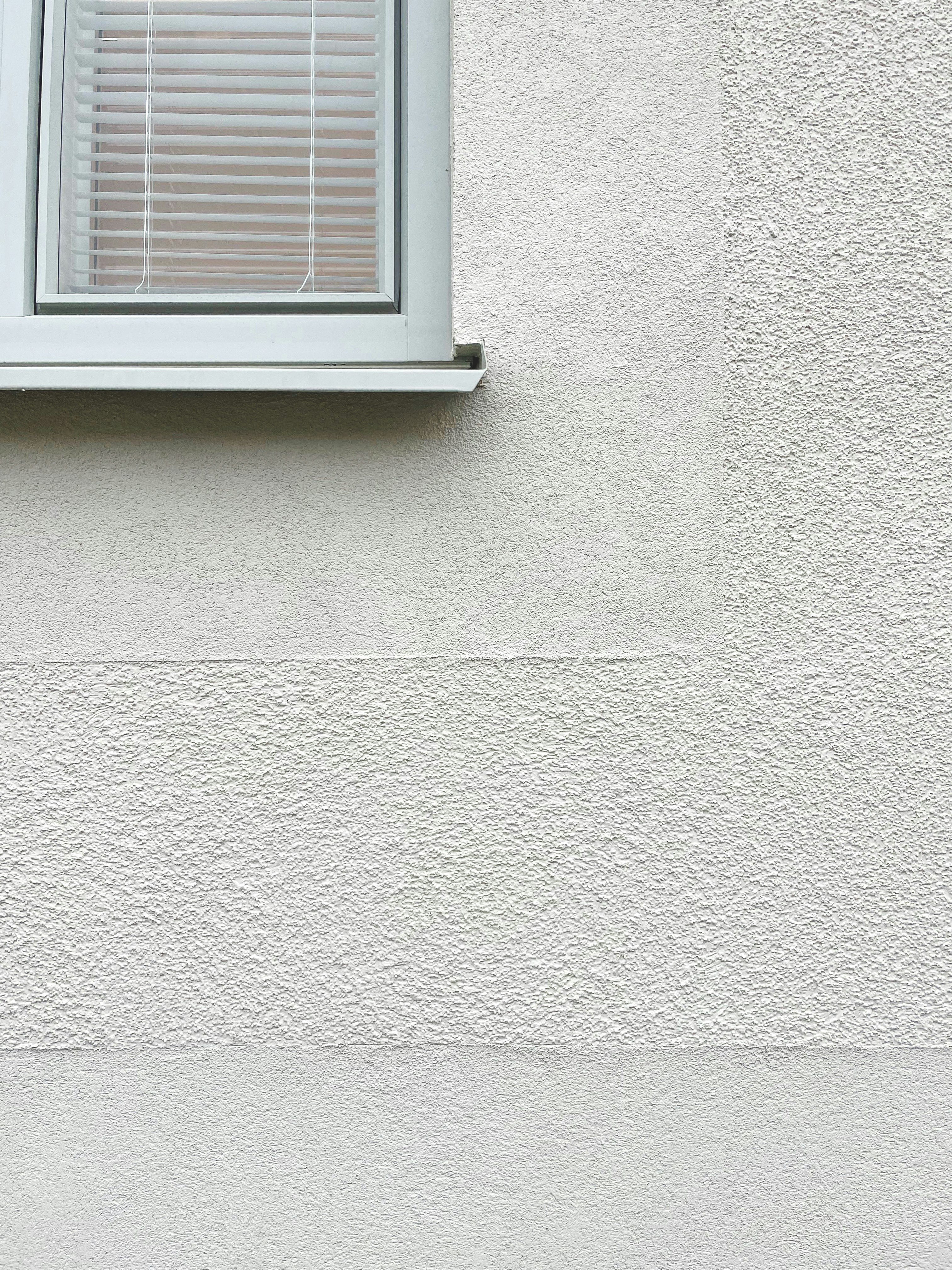 Öreslandet hus av arkitektfirma - detalj putsad fönsteromfattning på äldreboende