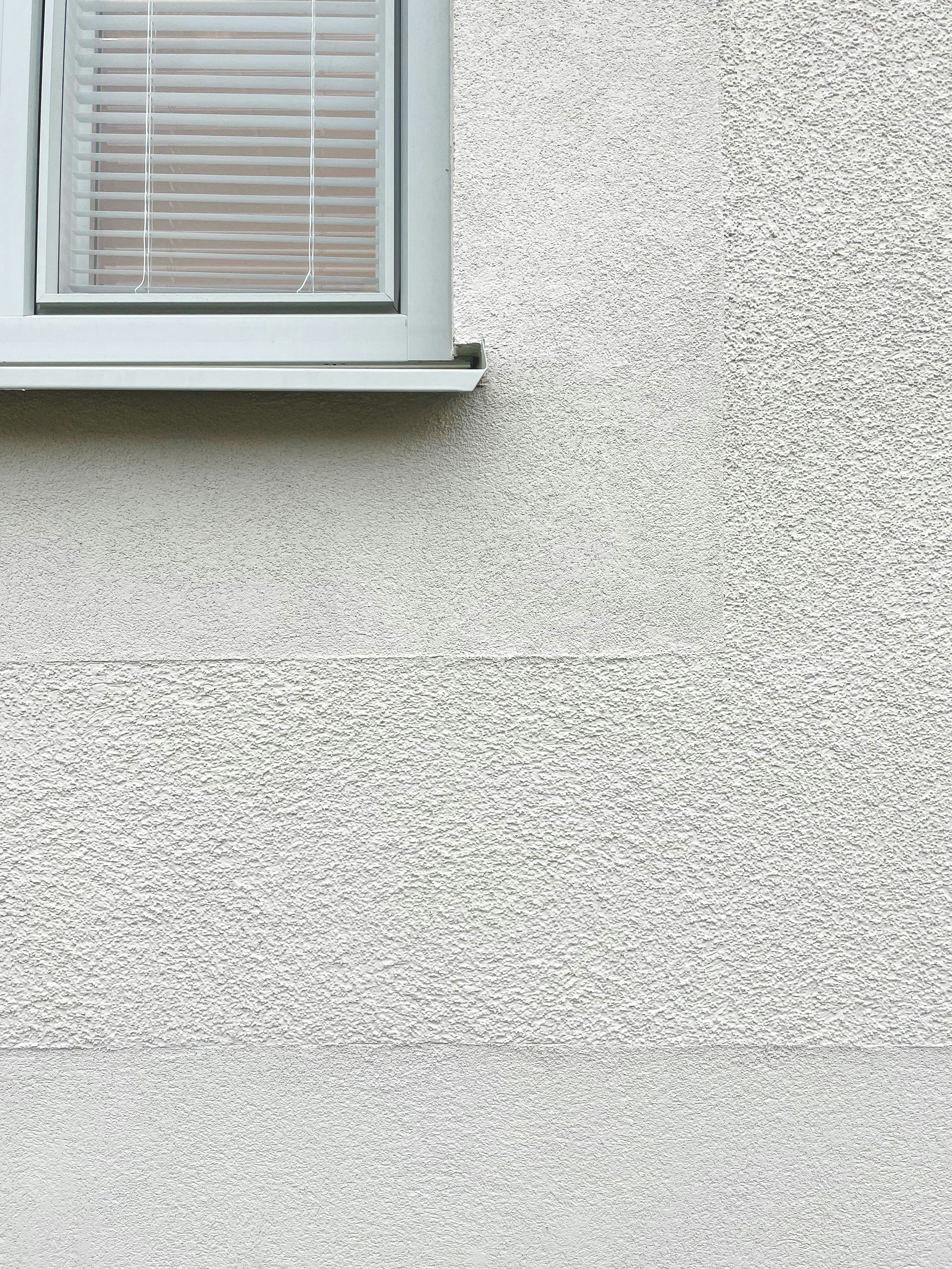 Öreslandet hus av arkitektfirma - detalj putsad fönsteromfattning på äldreboende