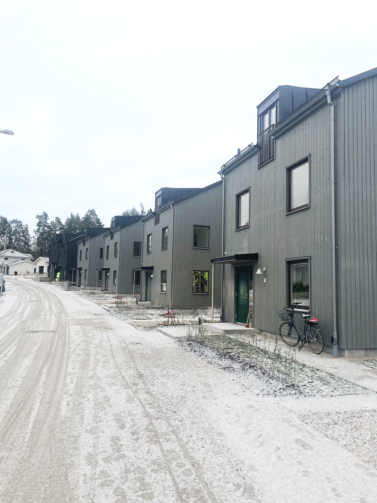 Exteriör vy över bostadsprojektet Vallhusen Hjulsbro, ritat av arkitektbyrå Ascape Arkitektur i Linköping.