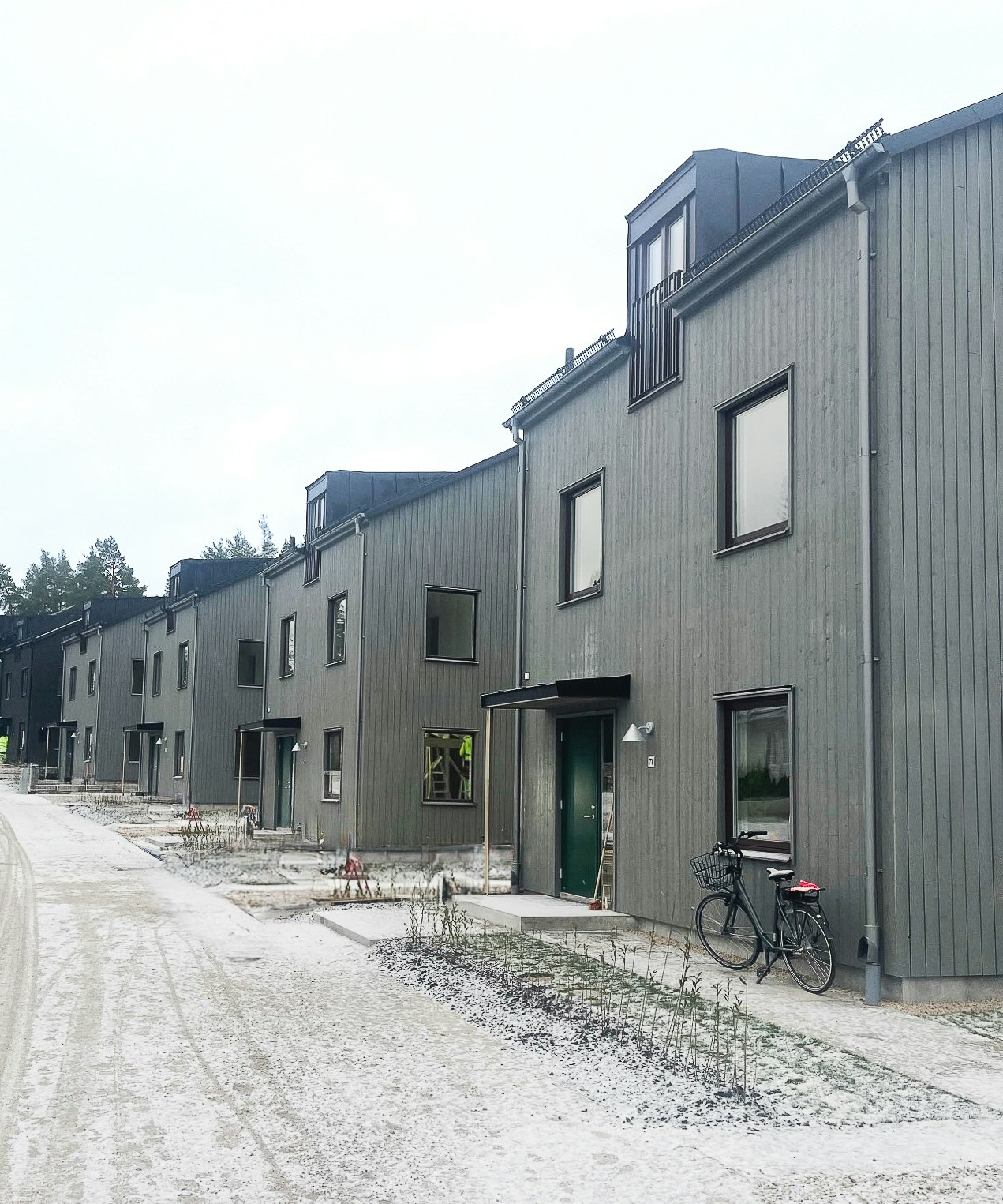 Exteriör vy över bostadsprojektet Vallhusen Hjulsbro, ritat av arkitektbyrå Ascape Arkitektur i Linköping.