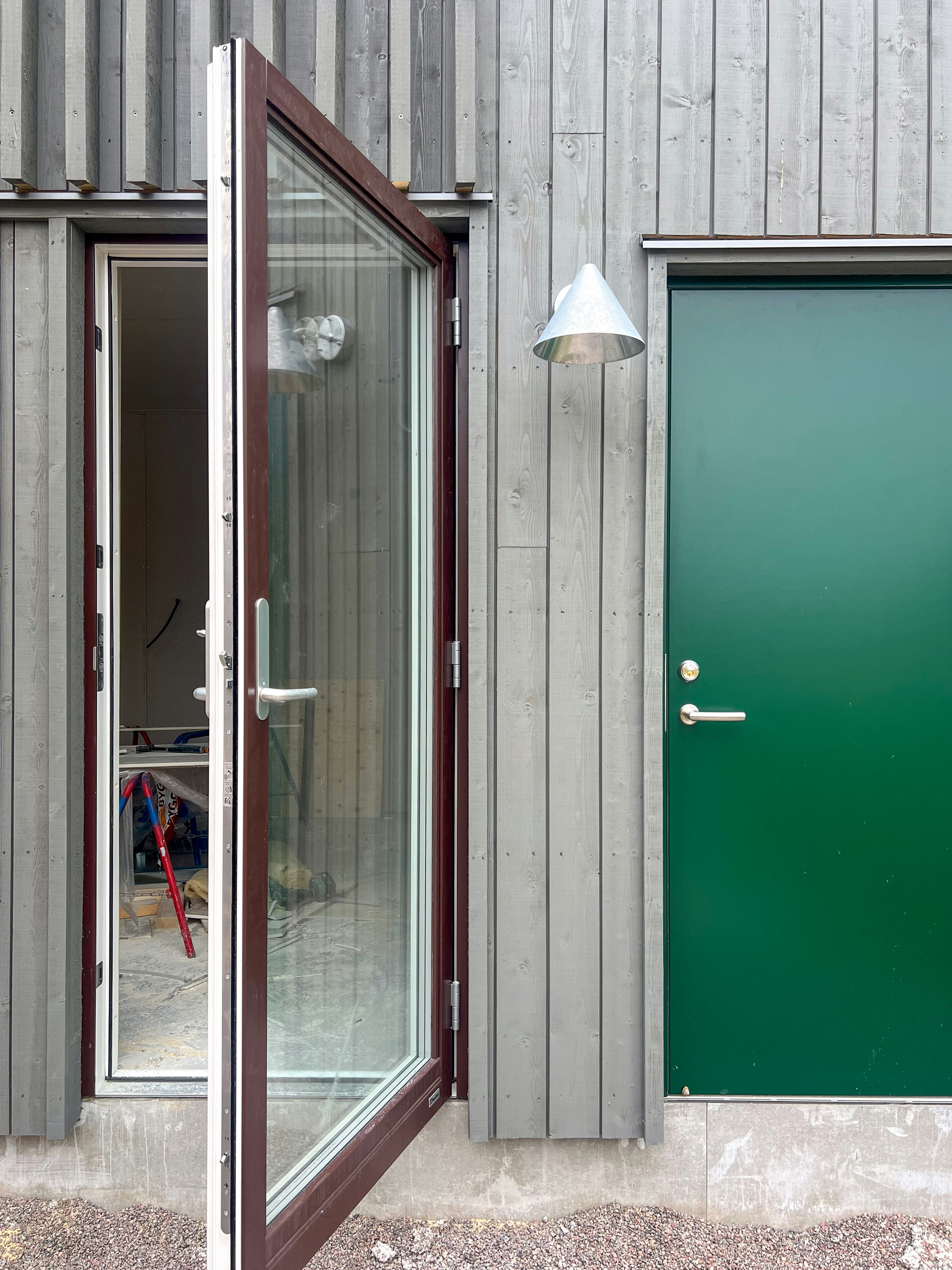 Detalj av fasaden i Vallhusen Hjulsbro, bostäder ritade av arkitekt Stockholm – Ascape Arkitektur.