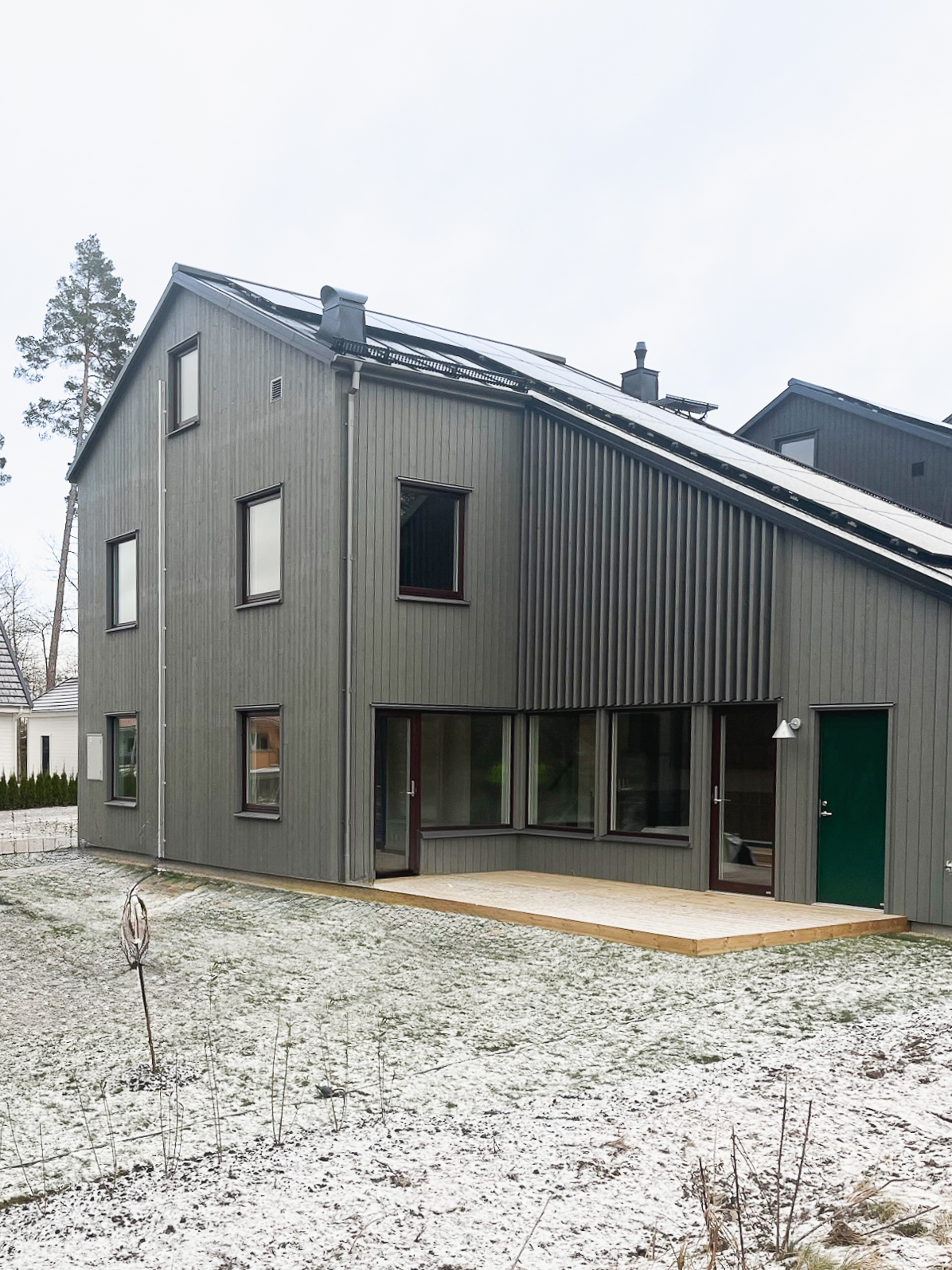 Exteriört foto från gården i Vallhusen Hjulsbro, Linköping – bostadsarkitektur ritad av Ascape Arkitektur.