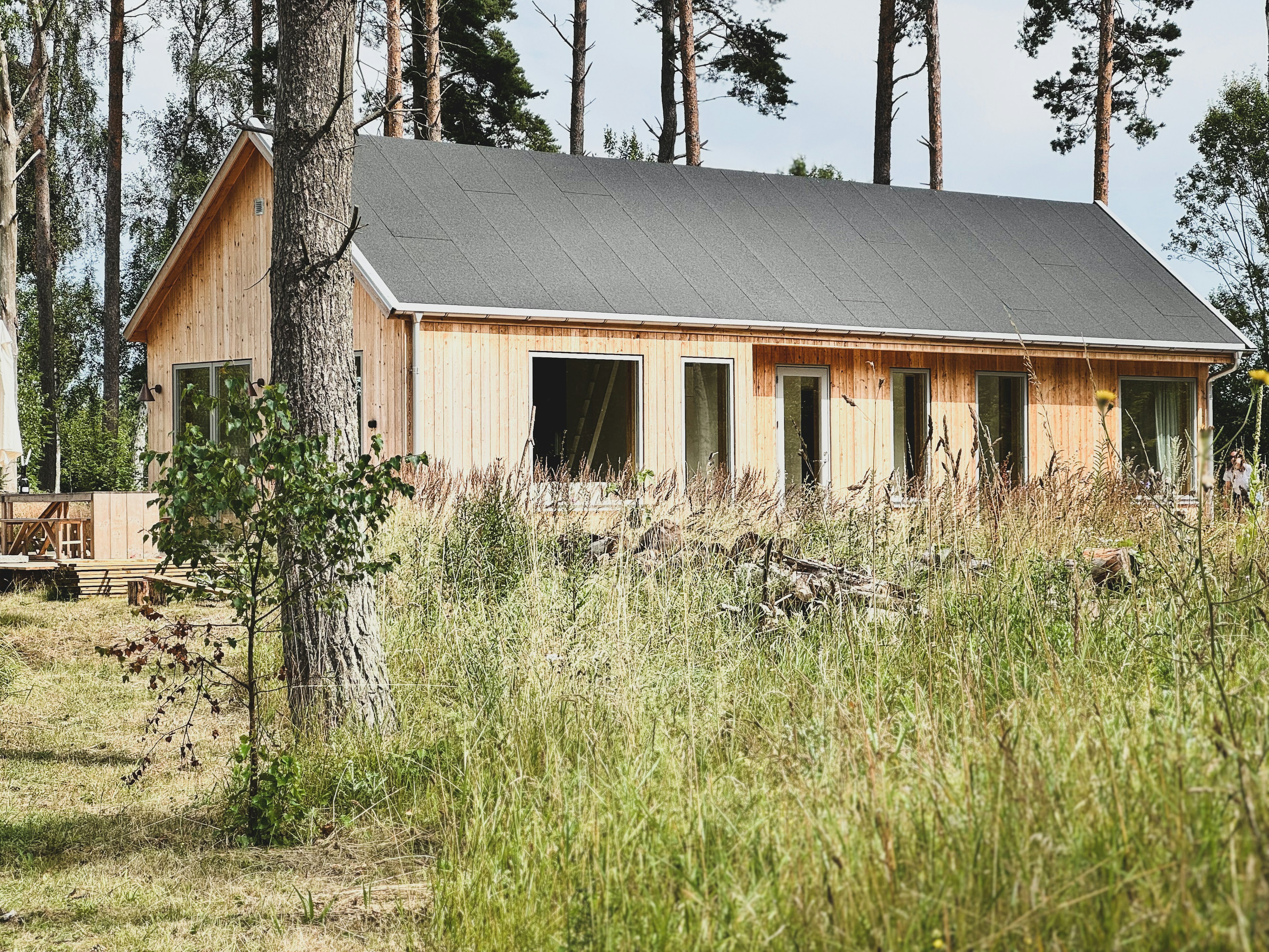 Arkitektritat hus på Gotland – Villa Wendborg med träfasad i harmoni med tallskogen.