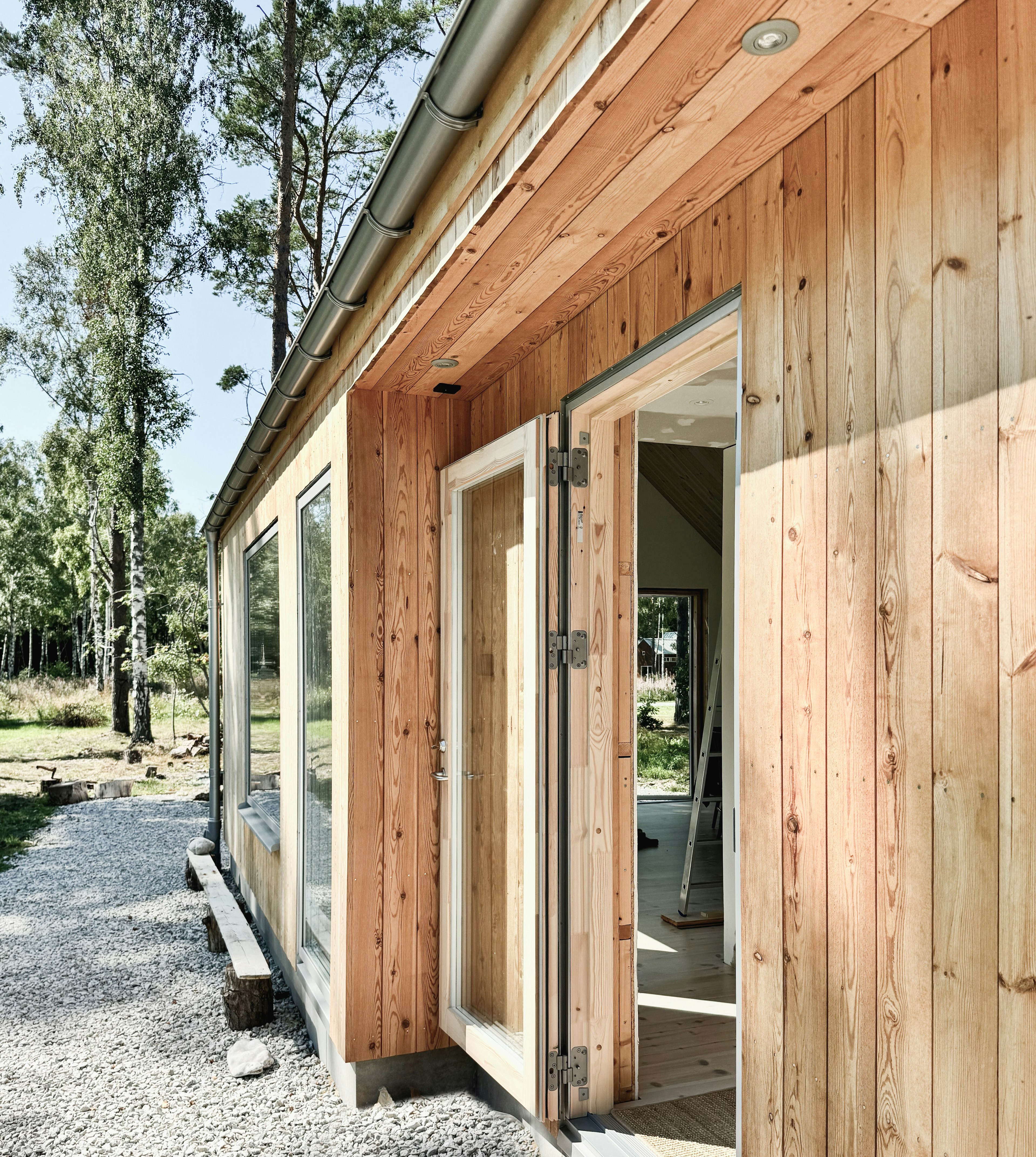 Fritidshus på Gotland ritat av Ascape Arkitektur – Villa Wendborg med naturligt trä och stora fönster.