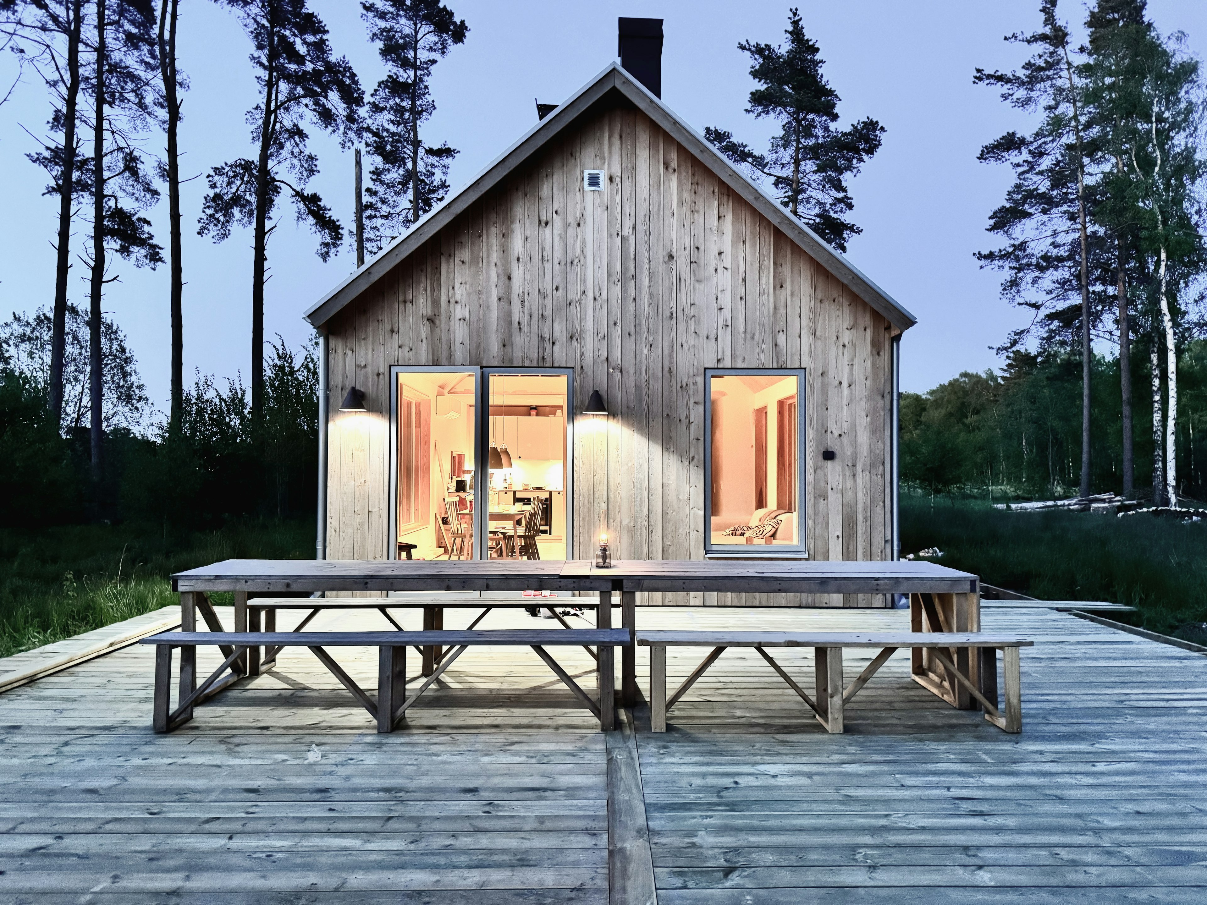 Villa Wendborg på Gotland – arkitektritat fritidshus med träfasad och brant sadeltak i Katthammarsvik.
