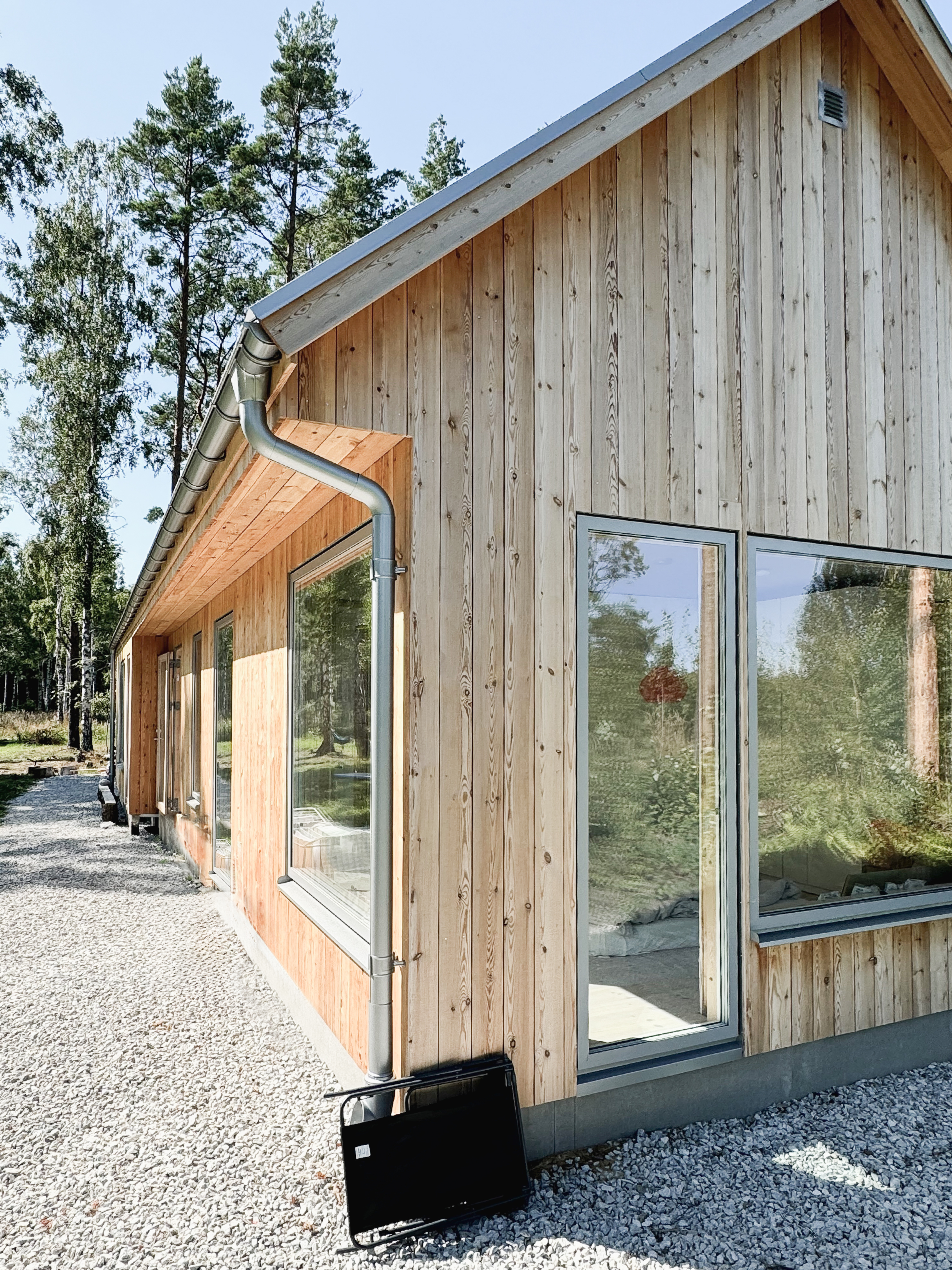 Villa Wendborg – arkitektritat fritidshus på Gotland med träfasad.
