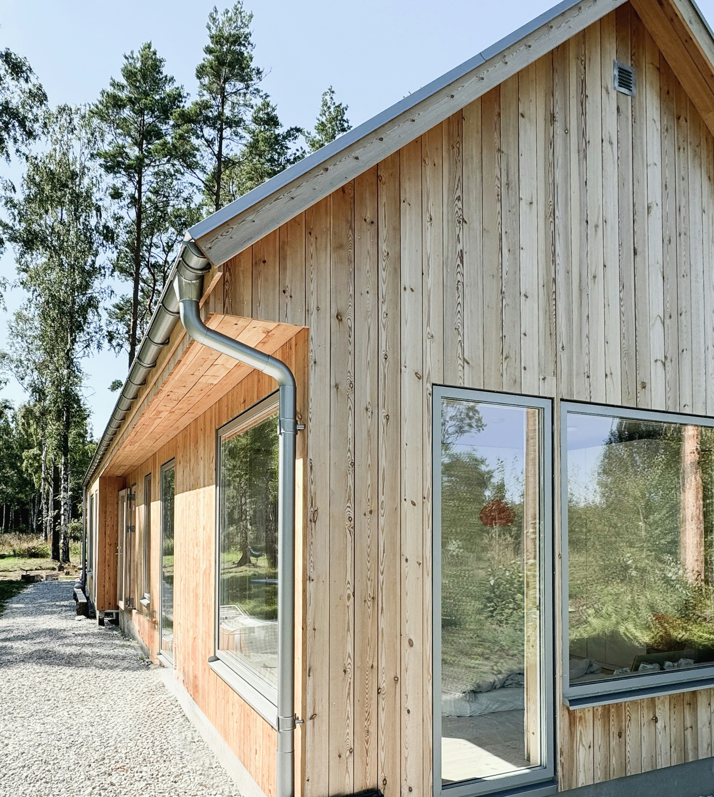 Villa Wendborg – arkitektritat fritidshus på Gotland med träfasad.