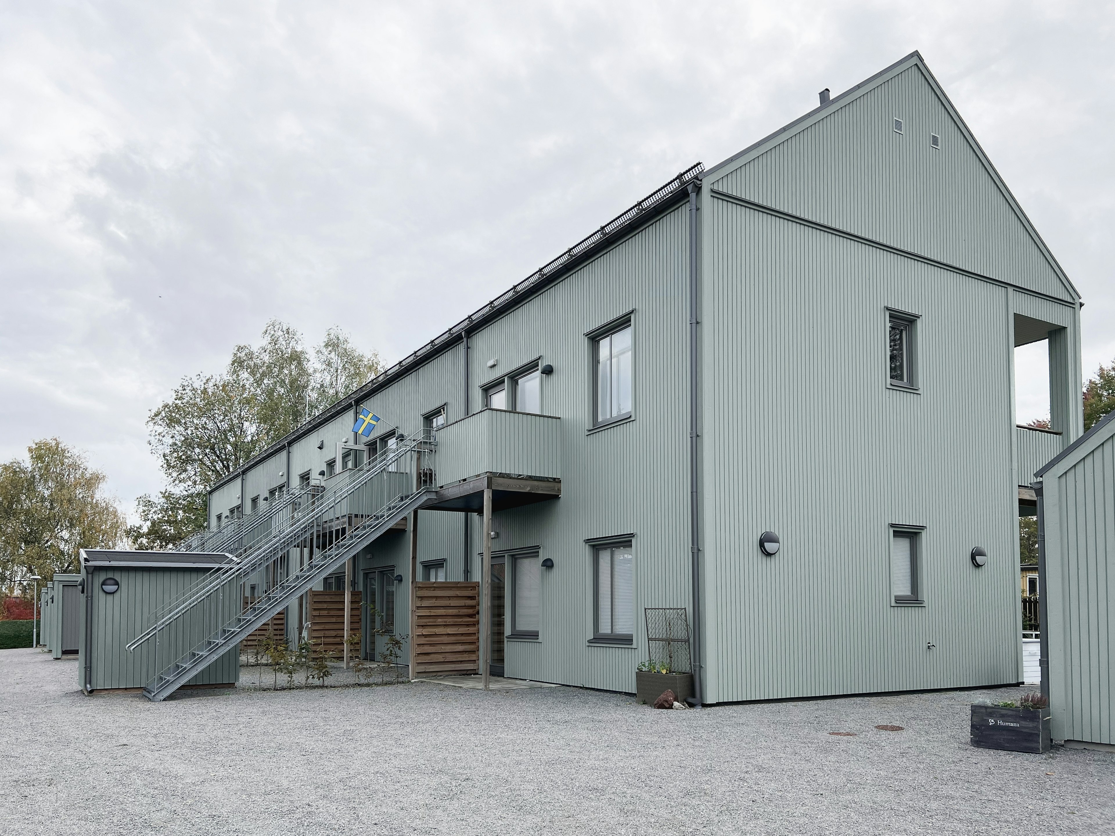 Baksida av Gredelby LSS, arkitektritat gruppboende i Knivsta med sadeltak och omsorgsfull gestaltning.