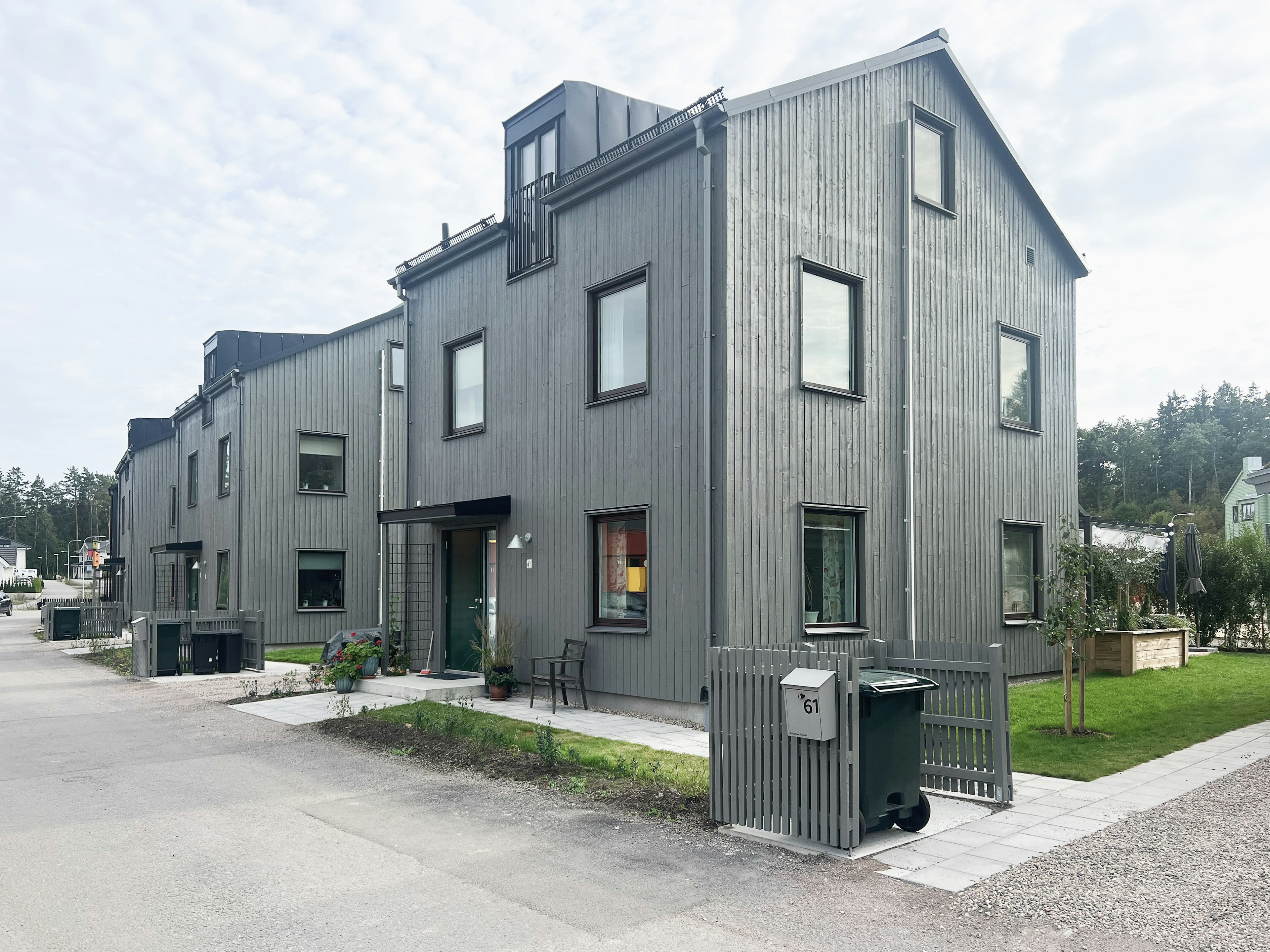 Friliggande hus och parhus i Vallhusen Hjulsbro, ett bostadsprojekt ritat av arkitektkontor i Stockholm.