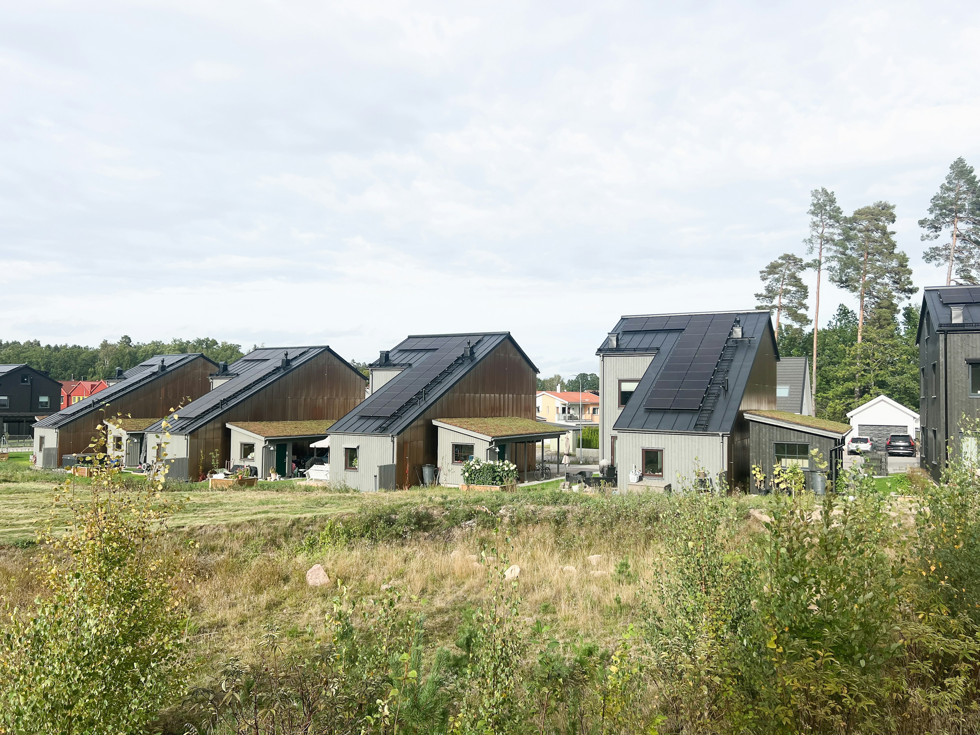 Bostadsarkitektur i Vallhusen Hjulsbro där takfall och former skapar variation mellan gata och gård.