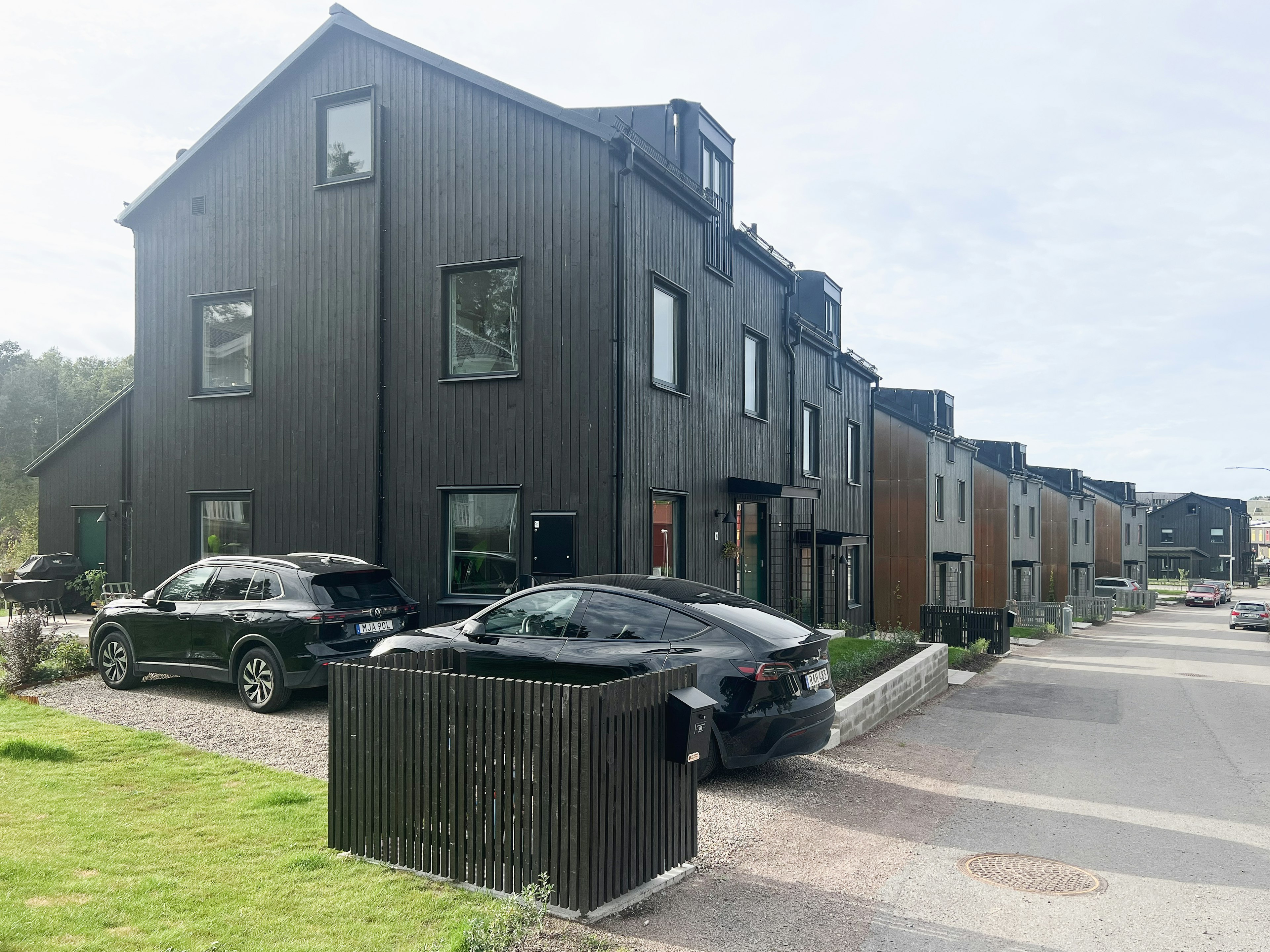 Gatumiljö i Vallhusen Hjulsbro där friliggande hus och parhus skapar en varierad och livfull arkitektur.