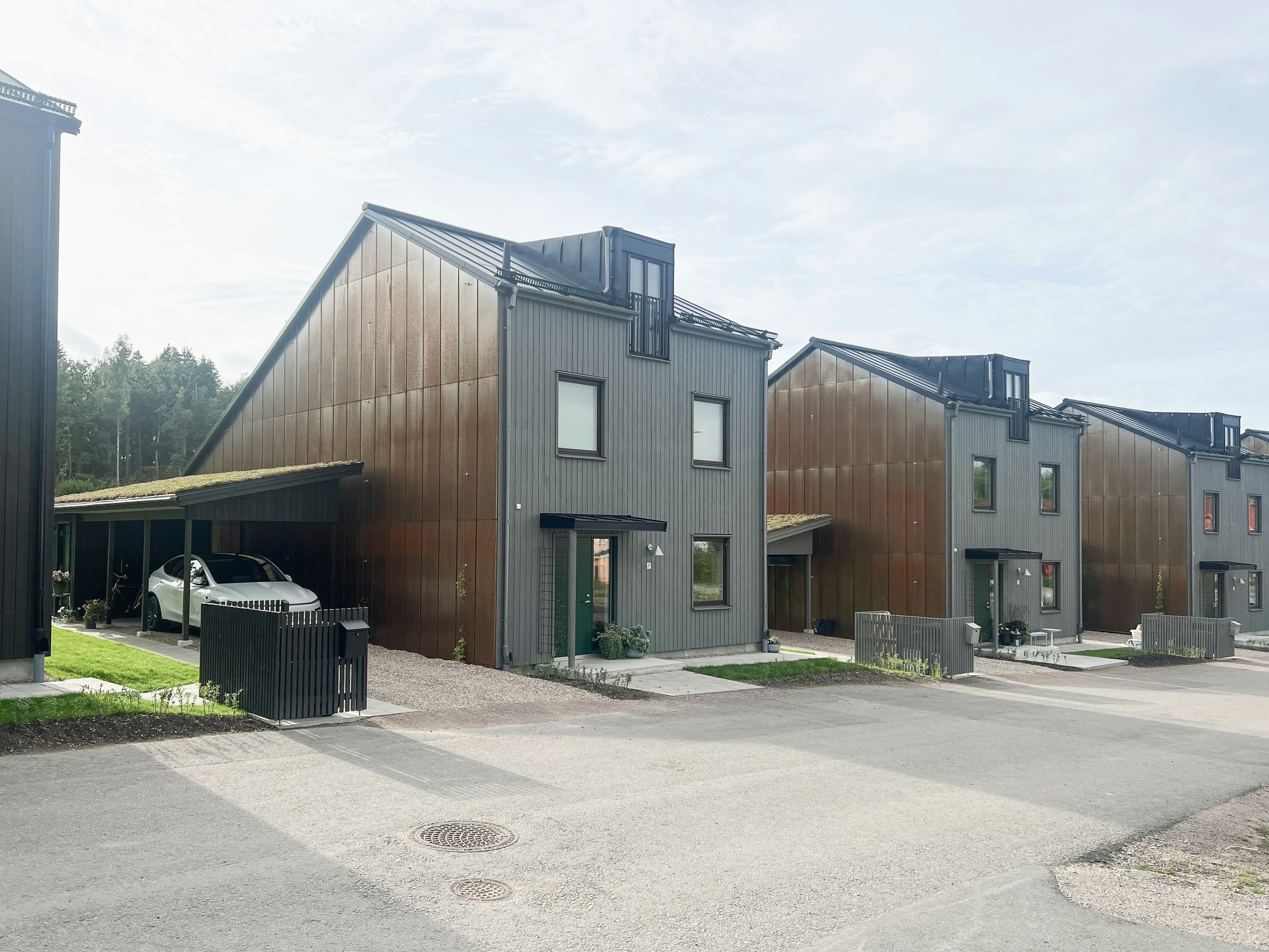 Nyproducerade bostäder i Vallhusen, Hjulsbro – moderna hem med trästomme och flexibel planlösning.