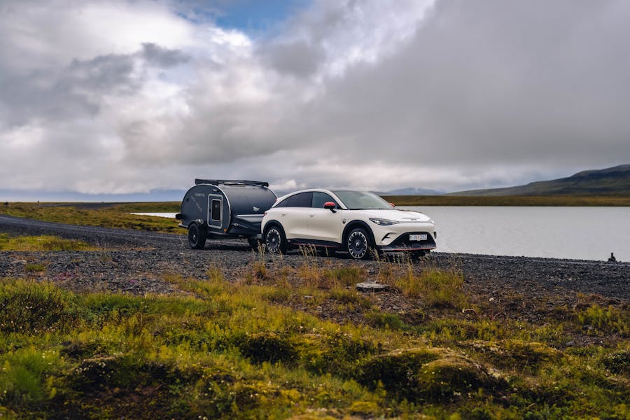 Hvítur smart #3 á ferðinni um Ísland með ferðahýsi í eftirdragi