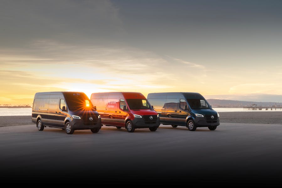 Mercedes-Benz eSprinter nýr þrír saman við sólarlag