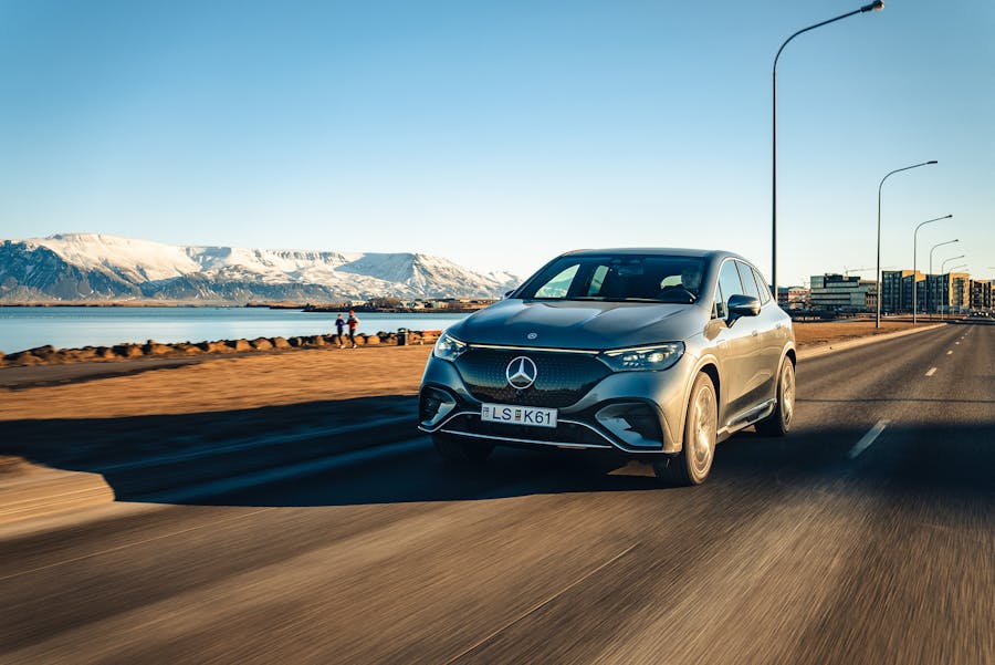 Mercedes-Benz EQE SUV á ferðinni á Íslandi