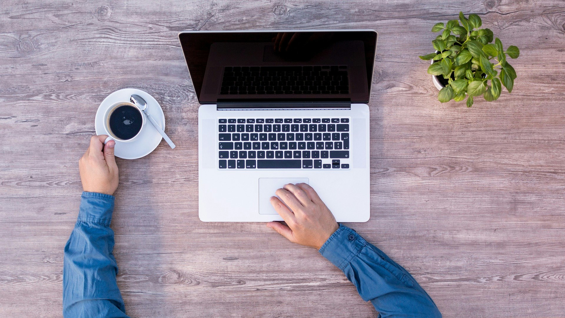 Personne en train d'utiliser un logiciel de gestion de documents pour son ASL