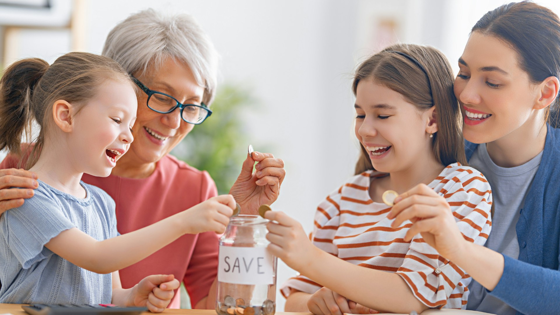 Voisins mettant de l'argent de côté pour leur lotissement