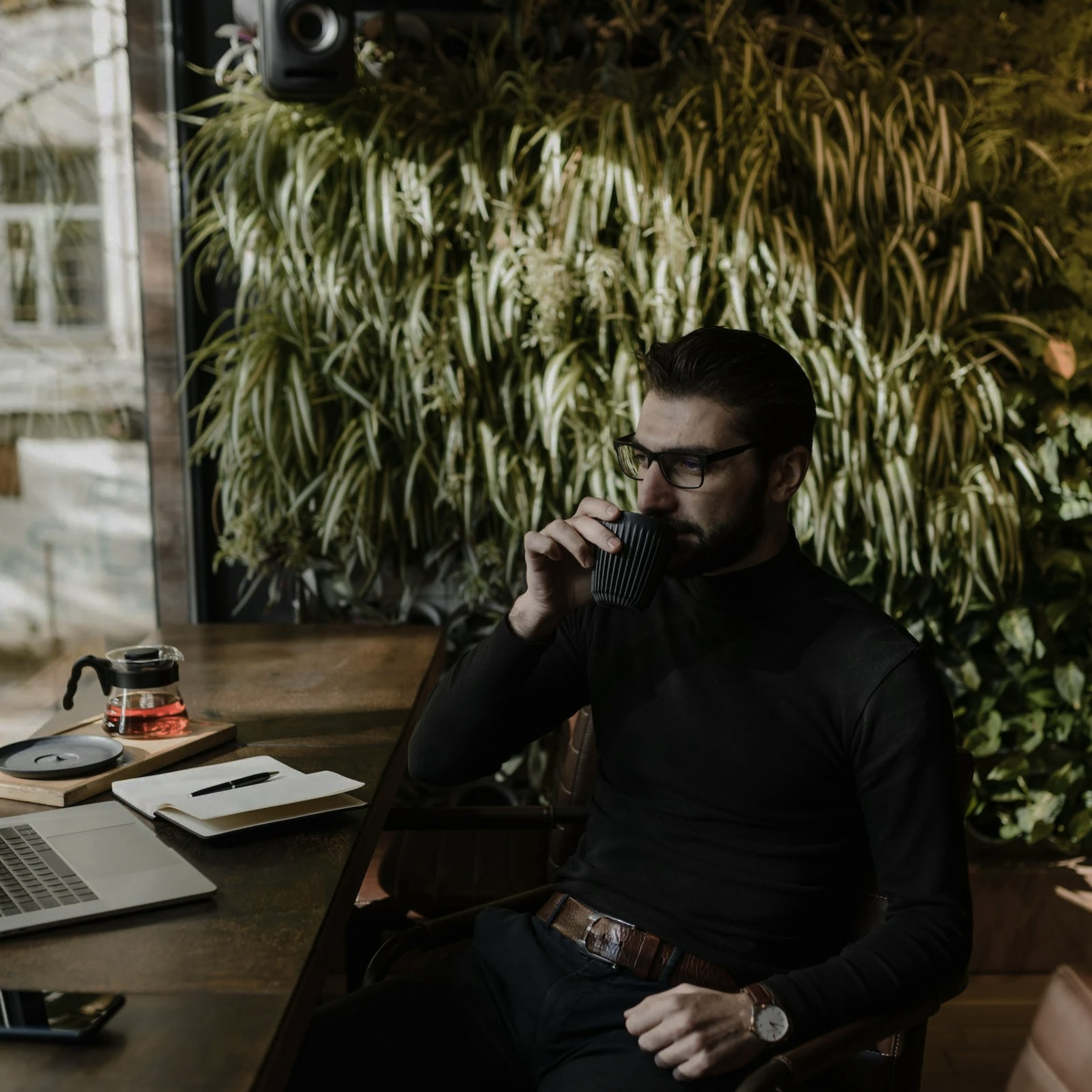 Homme buvant son café devant la plateforme ASL Community