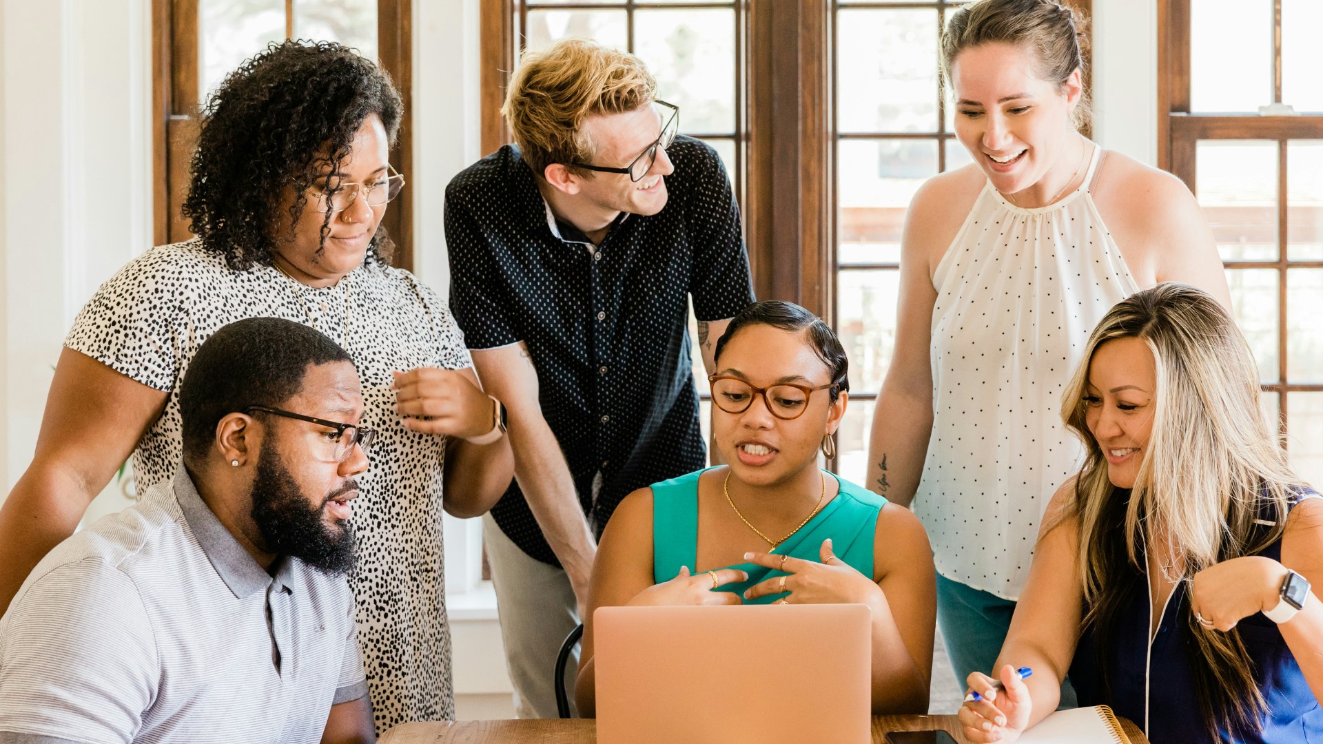 Membres d'une ASL débattant lors d'une assemblée générale