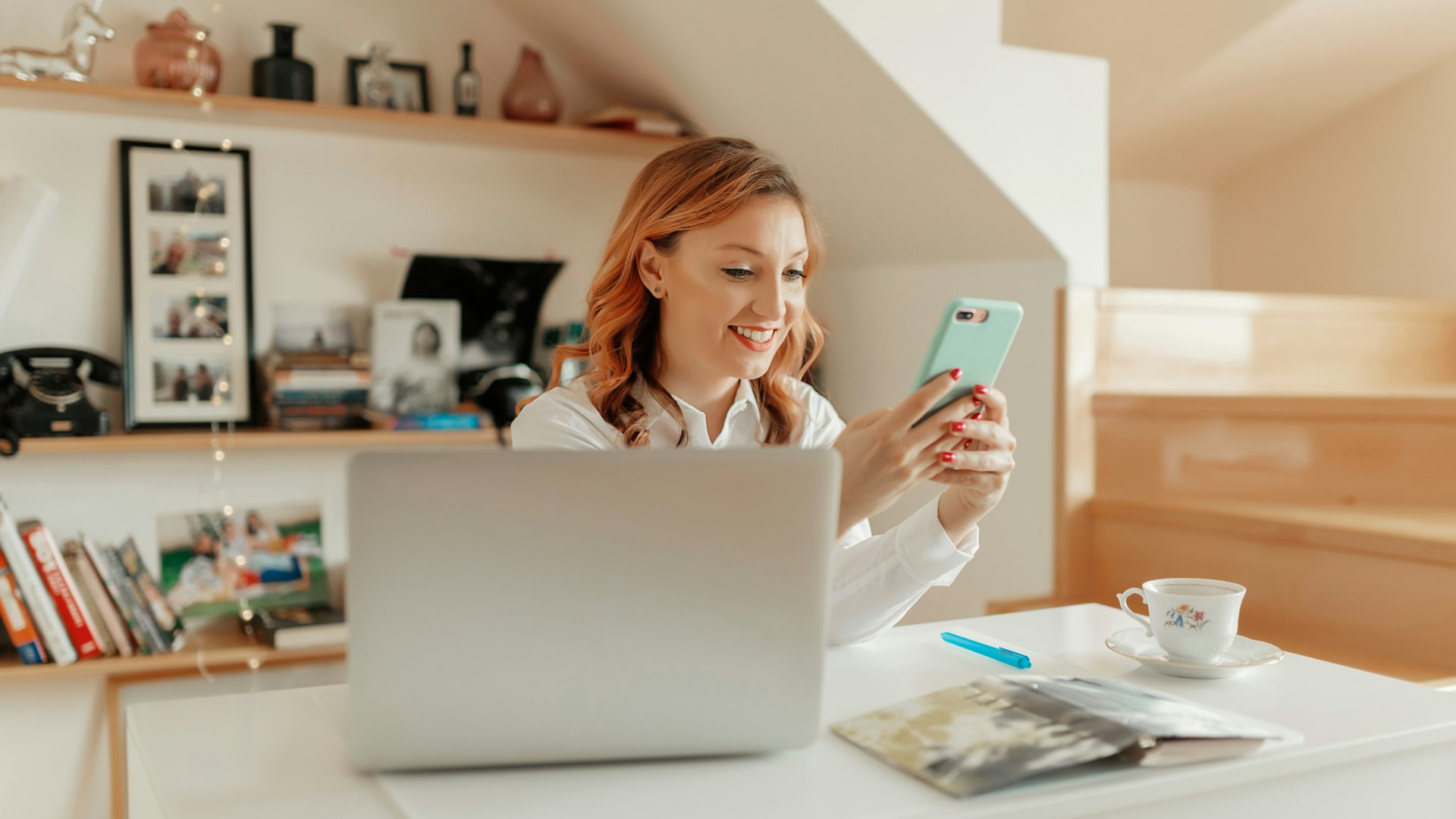 Photo d'une femme échangeant avec ses voisins via son smartphone