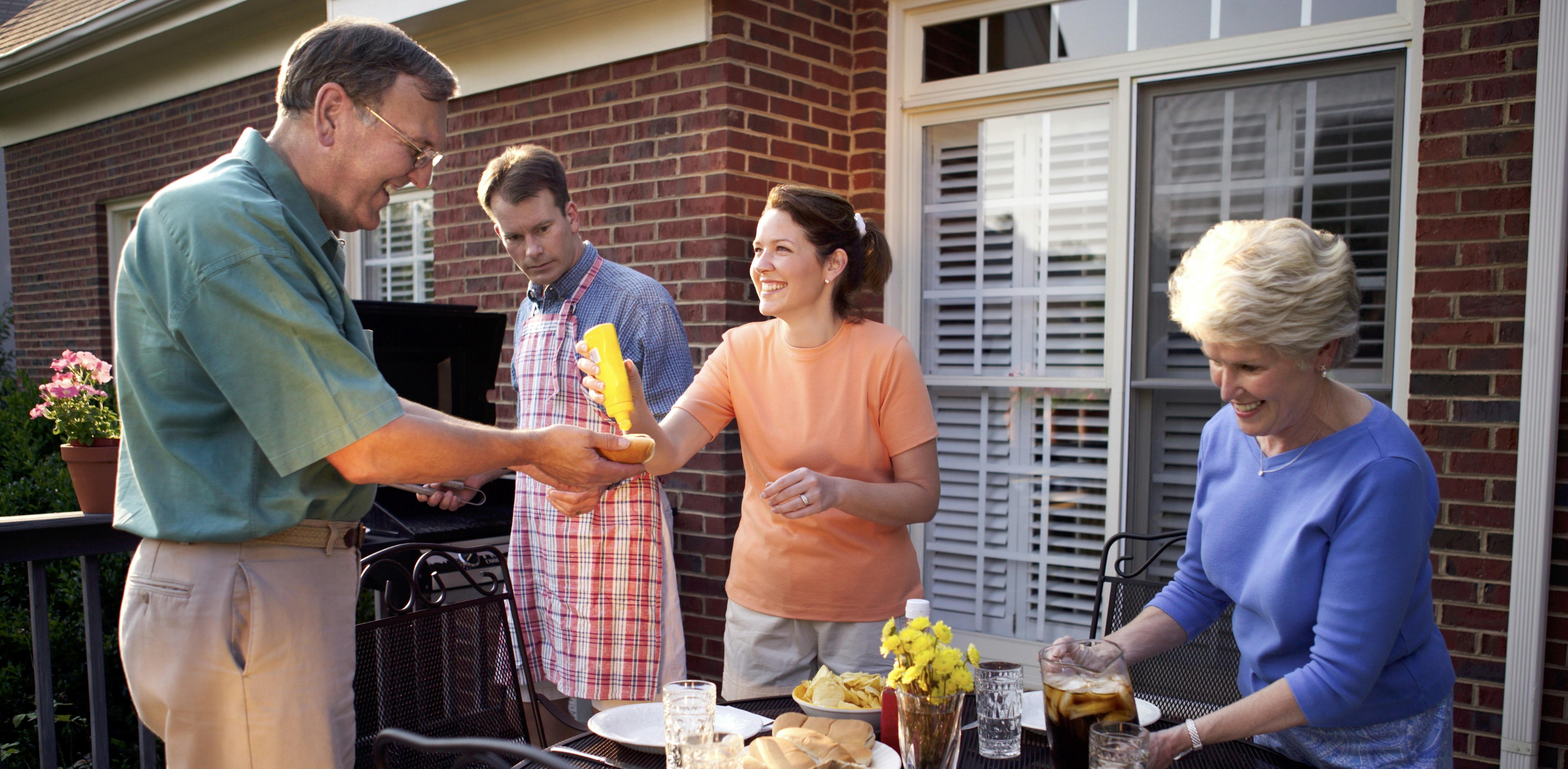 Des voisins en train de prendre le repas ensemble