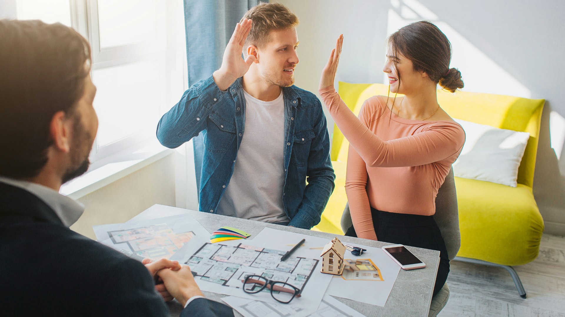 propriétaires asl signant leur acte d'achat 