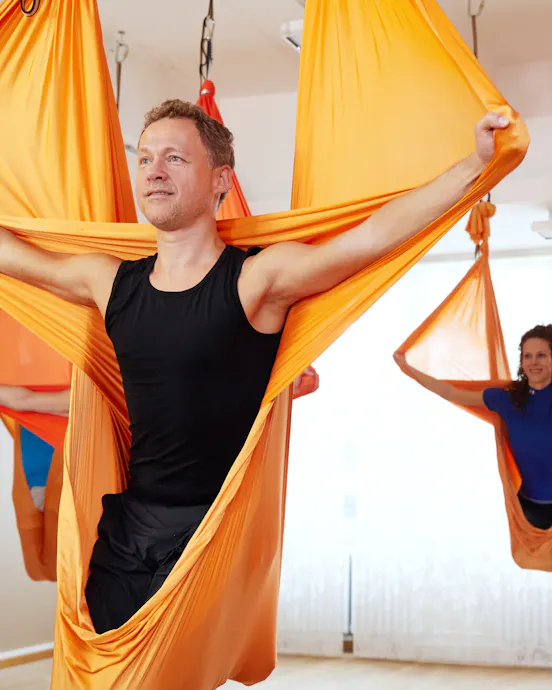 Training im Tuch: Jost Blomeyer über Aerial Yoga