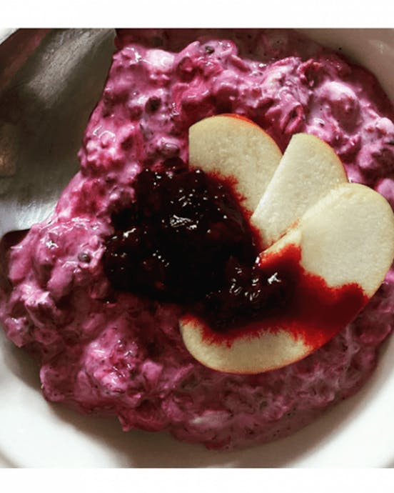 Berry overnight oats