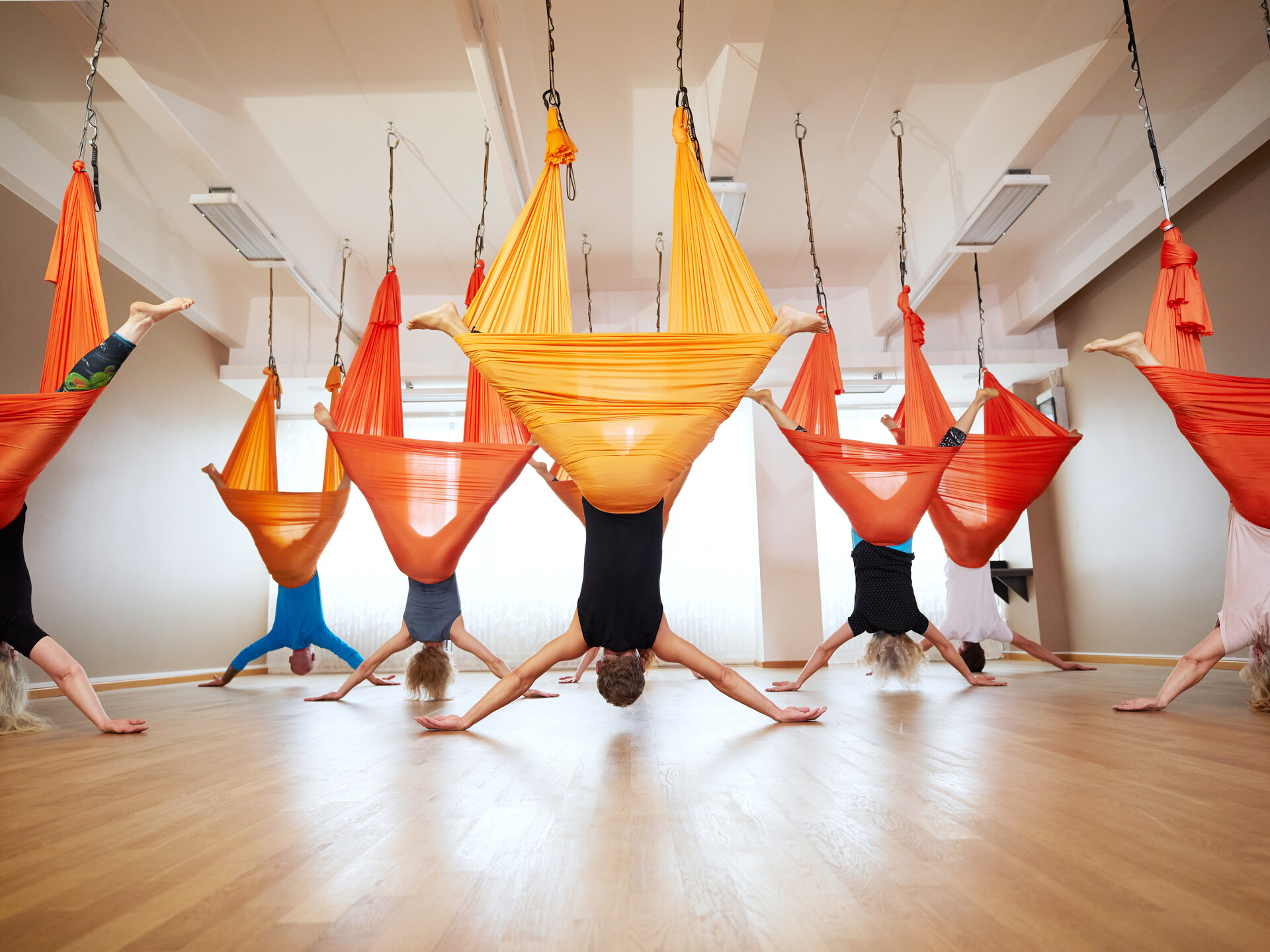 Training im tuch: jost blomeyer über aerial yoga