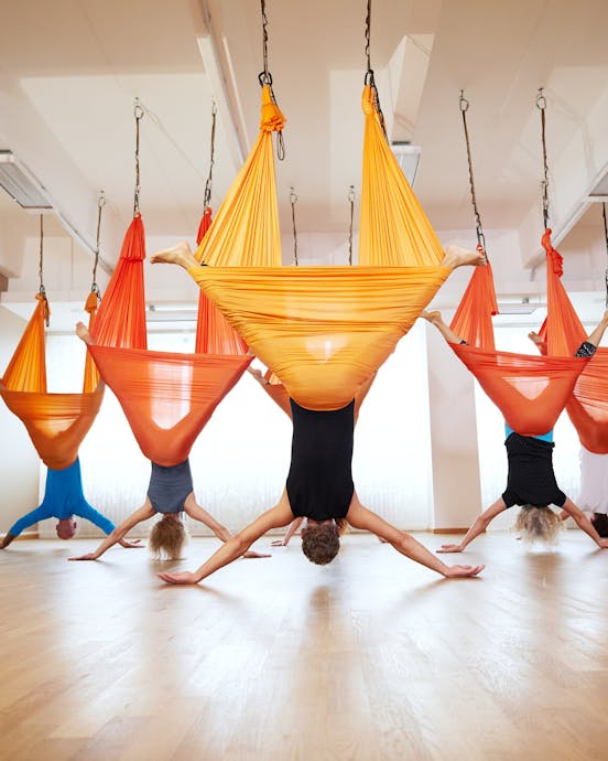 Training im tuch: jost blomeyer über aerial yoga