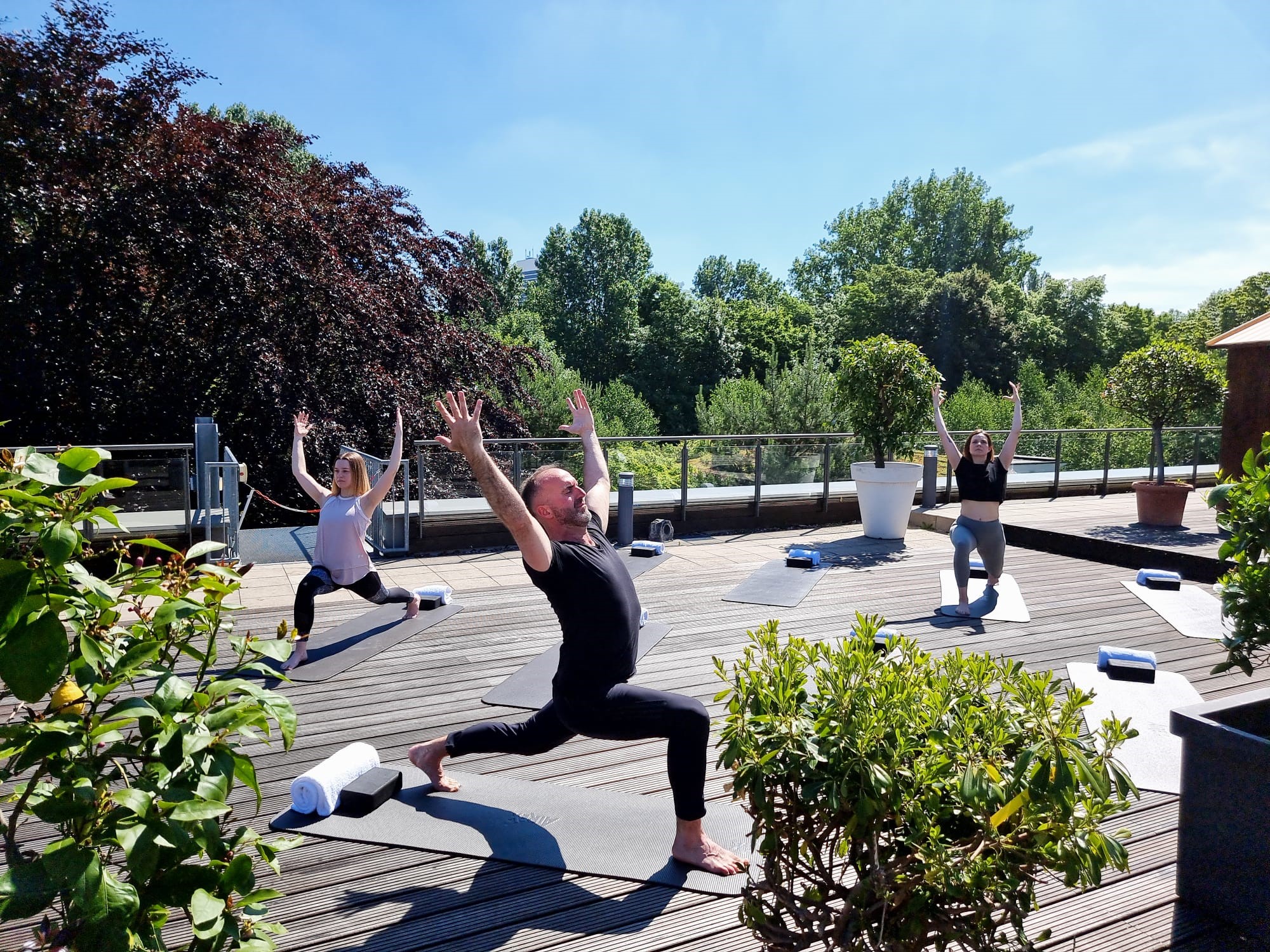 Mit mehr Fokus und Energie in den Tag starten dank Yoga-Flow an der frischen Luft 