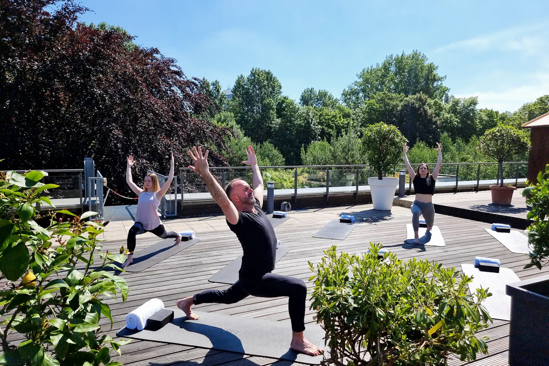 Mit mehr Fokus und Energie in den Tag starten dank Yoga-Flow an der frischen Luft