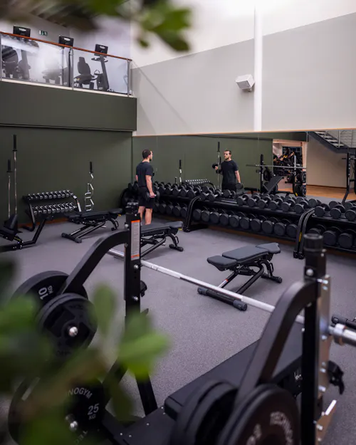 FITNESS AUF ZWEI EBENEN