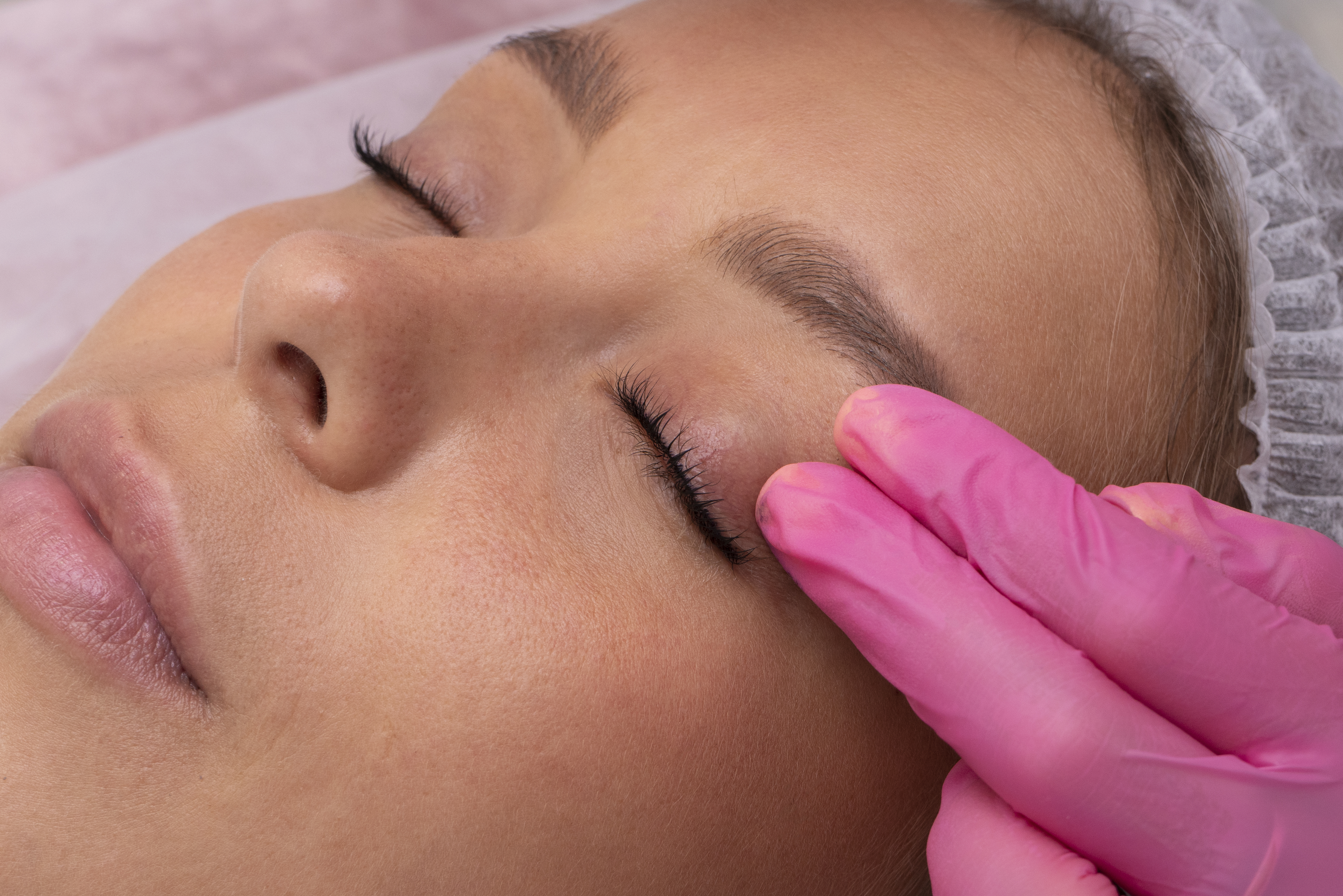 Wimpern und Augenbrauen Lifting