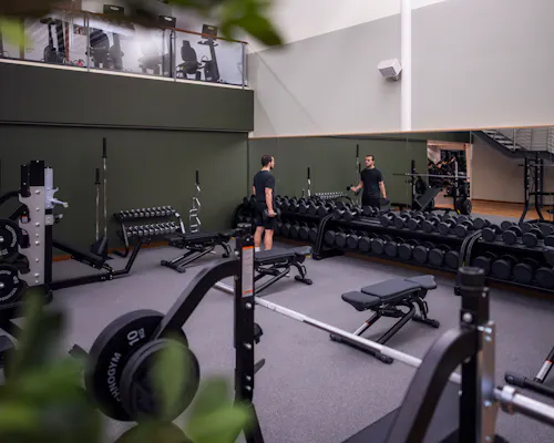 FITNESS AUF ZWEI EBENEN