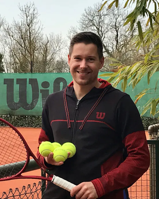 Training im Tuch: Jost Blomeyer über Aerial Yoga