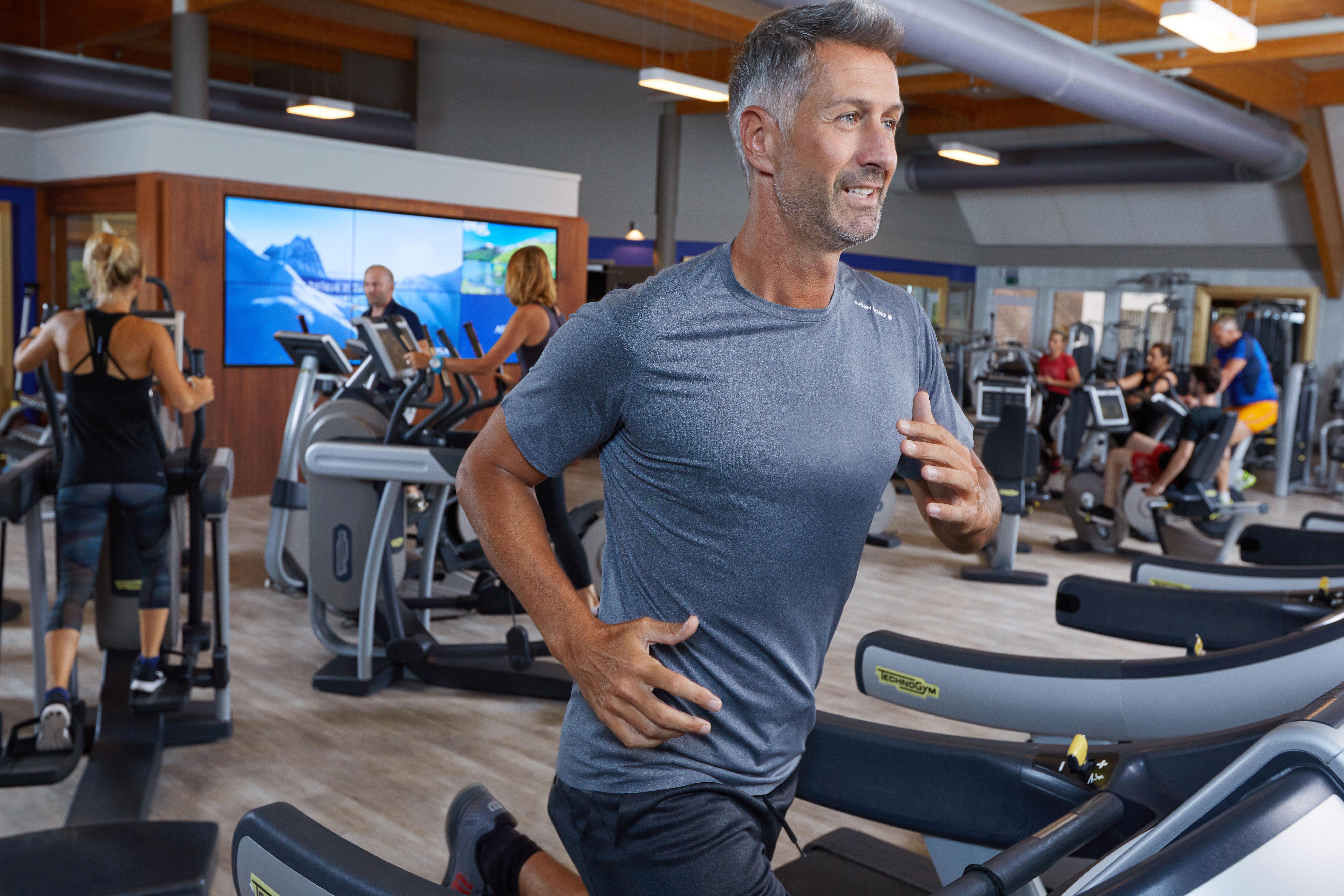 Gratis toegang tot de uitzonderlijke faciliteiten van de Club, van het uitnodigende clubhuis tot smetteloze zwembaden, spa's en fitnessruimtes. 