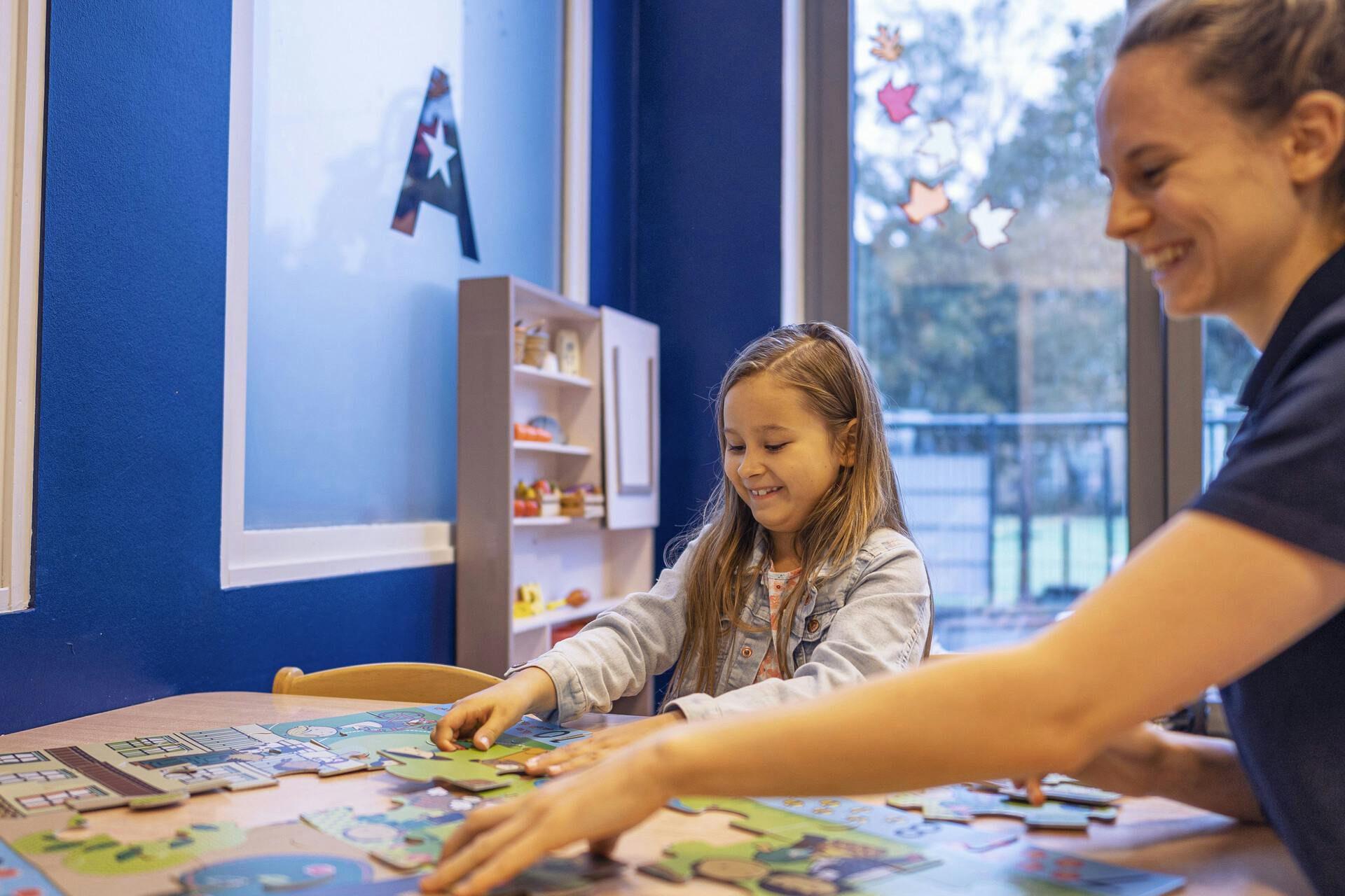 “Text Neck” bei Kindern: Ursachen und Prävention